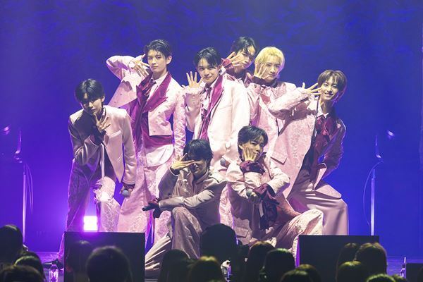 VOKSY DAYS、デビュー半年の“現在地”を見せた初の東阪ツアー 8人が届けた「絶対に誰一人の手も離さない」