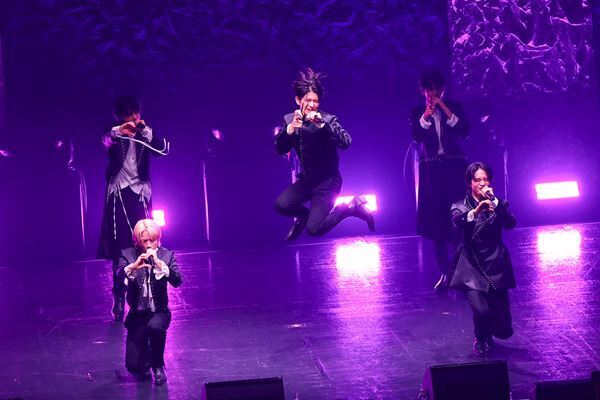 VOKSY DAYS、デビュー半年の“現在地”を見せた初の東阪ツアー 8人が届けた「絶対に誰一人の手も離さない」