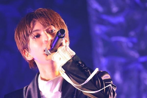 VOKSY DAYS、デビュー半年の“現在地”を見せた初の東阪ツアー 8人が届けた「絶対に誰一人の手も離さない」