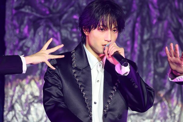 VOKSY DAYS、デビュー半年の“現在地”を見せた初の東阪ツアー 8人が届けた「絶対に誰一人の手も離さない」
