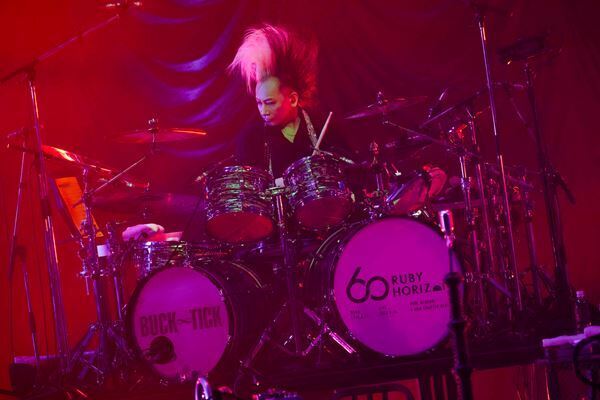 BUCK∞TICK、星野英彦還暦ライブでJがサプライズ出演　「あっちゃん、ヒデが還暦だってよ」胸を打つ一夜【オフィシャルレポート】