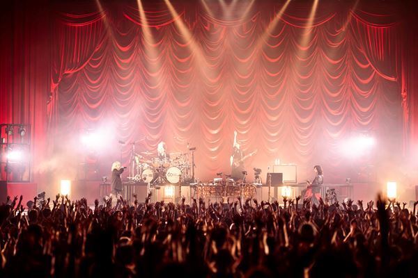 BUCK∞TICK、星野英彦還暦ライブでJがサプライズ出演　「あっちゃん、ヒデが還暦だってよ」胸を打つ一夜【オフィシャルレポート】