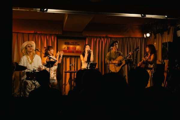 Nagie Lane、時代を超える名曲に重ねた3声のハーモニー　Back to the Holidayと届けた『DONUT SONGS PREMIUM』【オフィシャルレポート】