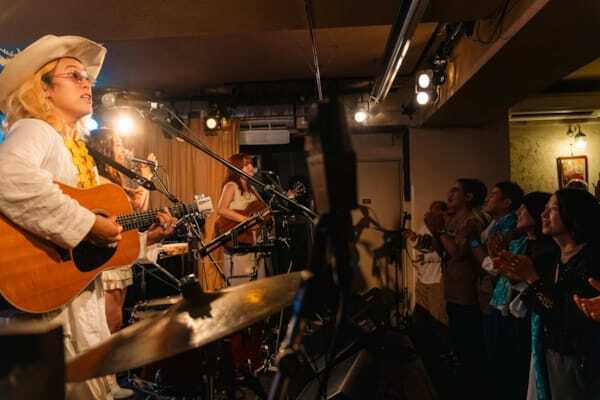 Nagie Lane、時代を超える名曲に重ねた3声のハーモニー　Back to the Holidayと届けた『DONUT SONGS PREMIUM』【オフィシャルレポート】