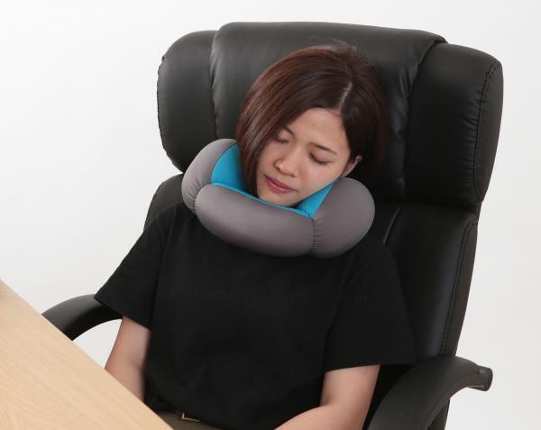 束の間の休息だって安眠したい！使い方自由自在の仮眠まくら