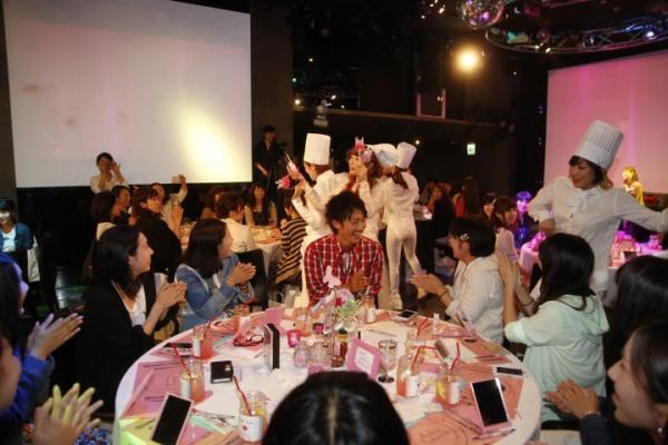 コスメをお皿でサーブ！豪華で楽しいメイクアップレストラン