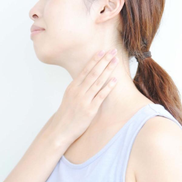 年齢がでやすい首に「ネックセラム」で若く魅せる！