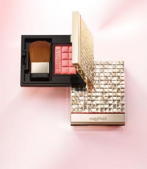 透け感も血色感も美発色も　全部叶えるマキアージュの新チークが気になる！