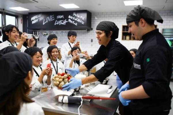 目の前で作りたてが実感できる！ラッシュのランチ付き工場見学、募集開始！！