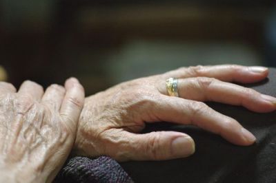 衝撃！26歳ベトナム女性が老人顔に！苦肉の策は美容整形。