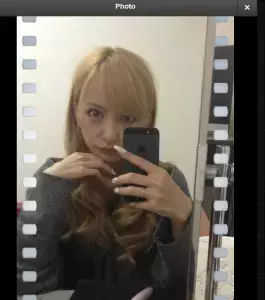 AKB48を卒業した板野さんが初仕事で金髪に