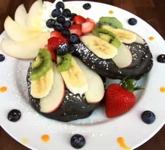 驚きの真っ黒パンケーキで美味しくデトックス！