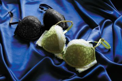 トリンプ、プレミアムライン「ESSENCE by Triumph」全国展開