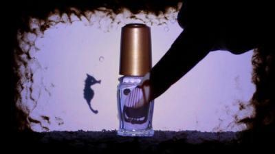 甘い香りの「マジョリカマジョルカ」ネール瓶に封印された物語、公開中