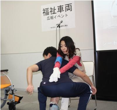 日本自動車工業会主催・福祉車両イベントでわかった「負担を少なくできる介護」のコツとは？