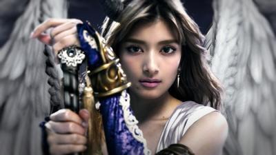 美しい翼を持つローラ！スカイロックの新テレビCMに登場！
