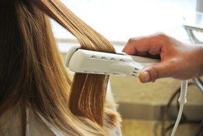 濡れた髪にも使えるプロ仕様ヘアアイロン