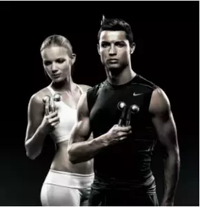 クリスティアーノ・ロナウドと噂のローラーで一緒にボディケア！