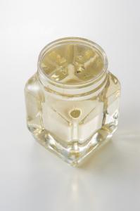 日本人のためだけに生まれたクリアで黄金色のココナッツオイル