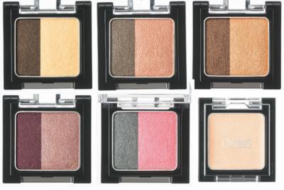 濃淡2色で目元を立体的に演出、ツイングラデーションアイカラー