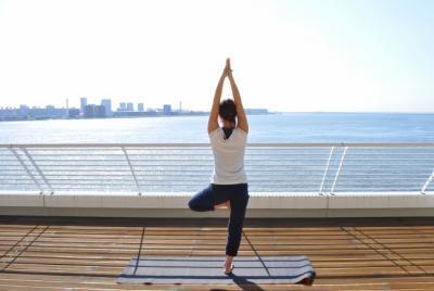 オープンテラスで外ヨガ：神戸メリケンパークオリエンタルホテル