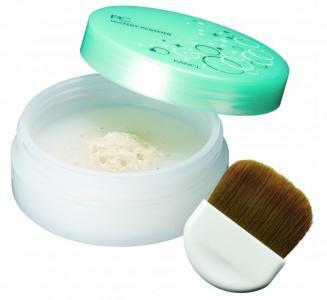 水分とうるおいを含んだパウダーで、ひんやり「夏肌メイク」のできあがり！