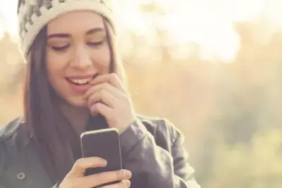 原因は「ピント調節筋」の使い過ぎ！？急増する「スマホ老眼」の対策とは