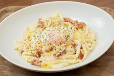 麺メーカーと人気カフェのコラボメニューは「減塩」で「カルボナーラ」！