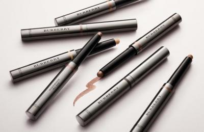 ランウェイの輝き、ペン型アイカラーで再現。『バーバリー アイカラー コントゥア』新発売