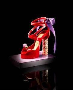 10周年のマキアージュからハイヒール型ビューティーコンパクト発売