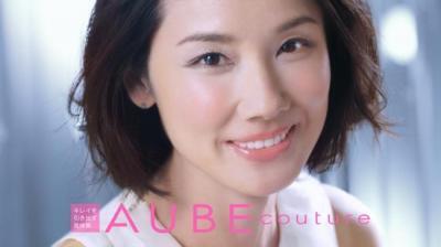 吉田羊がクールからキュートに！人生初の化粧品CMは“ぽんぽんチーク”