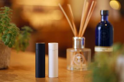 いつでもどこでも好きな香りを-ソニーがスティック型アロマディフューザー「AROMASTIC」発表