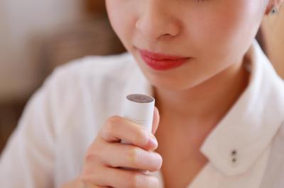 いつでもどこでも好きな香りを-ソニーがスティック型アロマディフューザー「AROMASTIC」発表