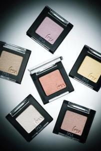 パウダーなのに濡れたツヤ感！春らしい目もと立体感を演出！