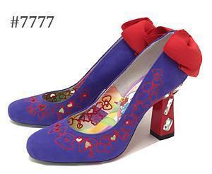 リボンに猫足ヒール！キティコラボの大人パンプス