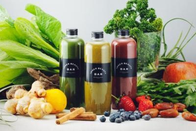 美容や健康に役立つ、グリーンスムージー使用の1日プログラム