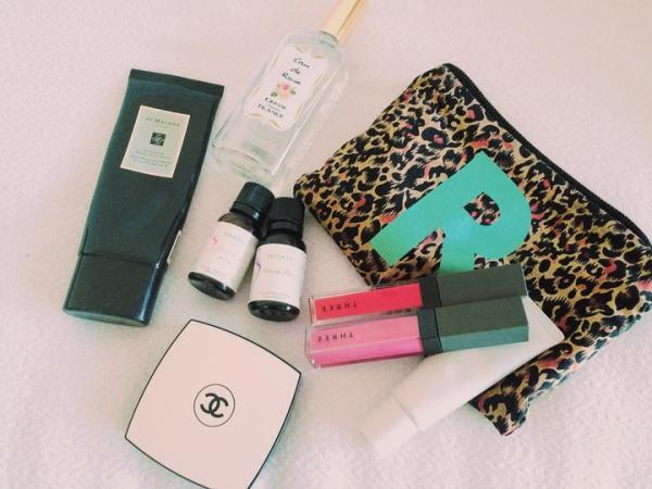 魅力的な40代、三浦理恵子のポーチの中身が気になる！