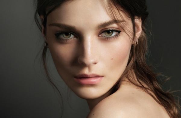 猫のような魅力的な目もとに演出！バーバリーの新マスカラ