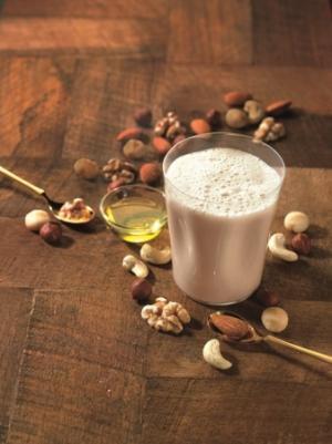 30種類の野菜が採れる人気のスムージーに、5種類ナッツ配合の秋限定品が登場！