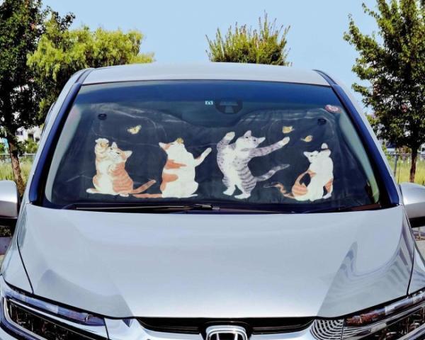 車のフロントガラスでにゃんこたちが遊んでる！？ユニークなサンシェードが発売