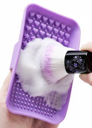 メイクブラシ、洗ってる？レイチェルワインからブラシ専用洗浄グッズ登場