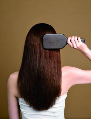 キューティクルを整えるヘアブラシで美髪をゲット！
