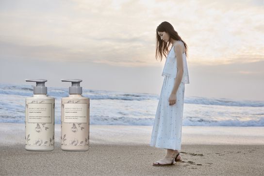 洗練された大人フェミニンなスタイルの完成はフレグランスヘアケアから