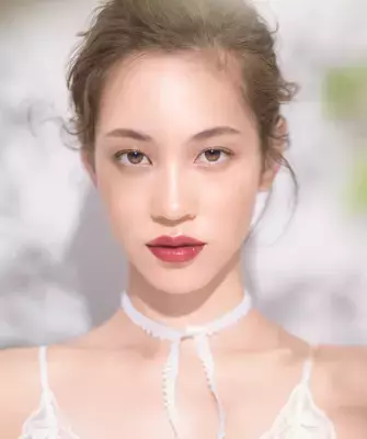 大人の女性を演出「くすみカラー」メイクが今春のトレンドに！