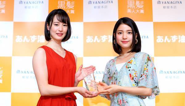 騎手の藤田菜七子、「黒髪美人大賞授賞式」に登場　赤いワンピースもお似合い