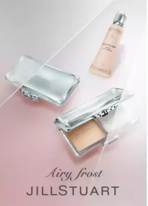 『ジルスチュアート　ビューティ』、ハーフマットな質感を作るパウダーファンデーションを発売