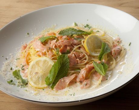 話題のアンチエイジングドリンク「アーモンドミルク」カフェメニューに続々登場！