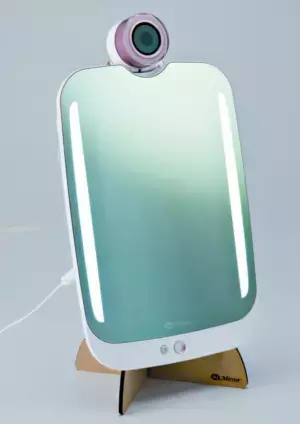 顔を映せばデータを分析　あなたの美を管理するミラー「HiMirror プラス」