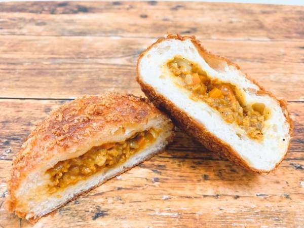 大豆ミートと野菜でヘルシーに！ギルトフリーな「チーズキーマカレーパン」