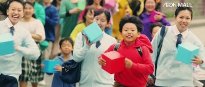 三重県民約700人が参加！街の人々が運ぶ謎のキューブの正体とは？